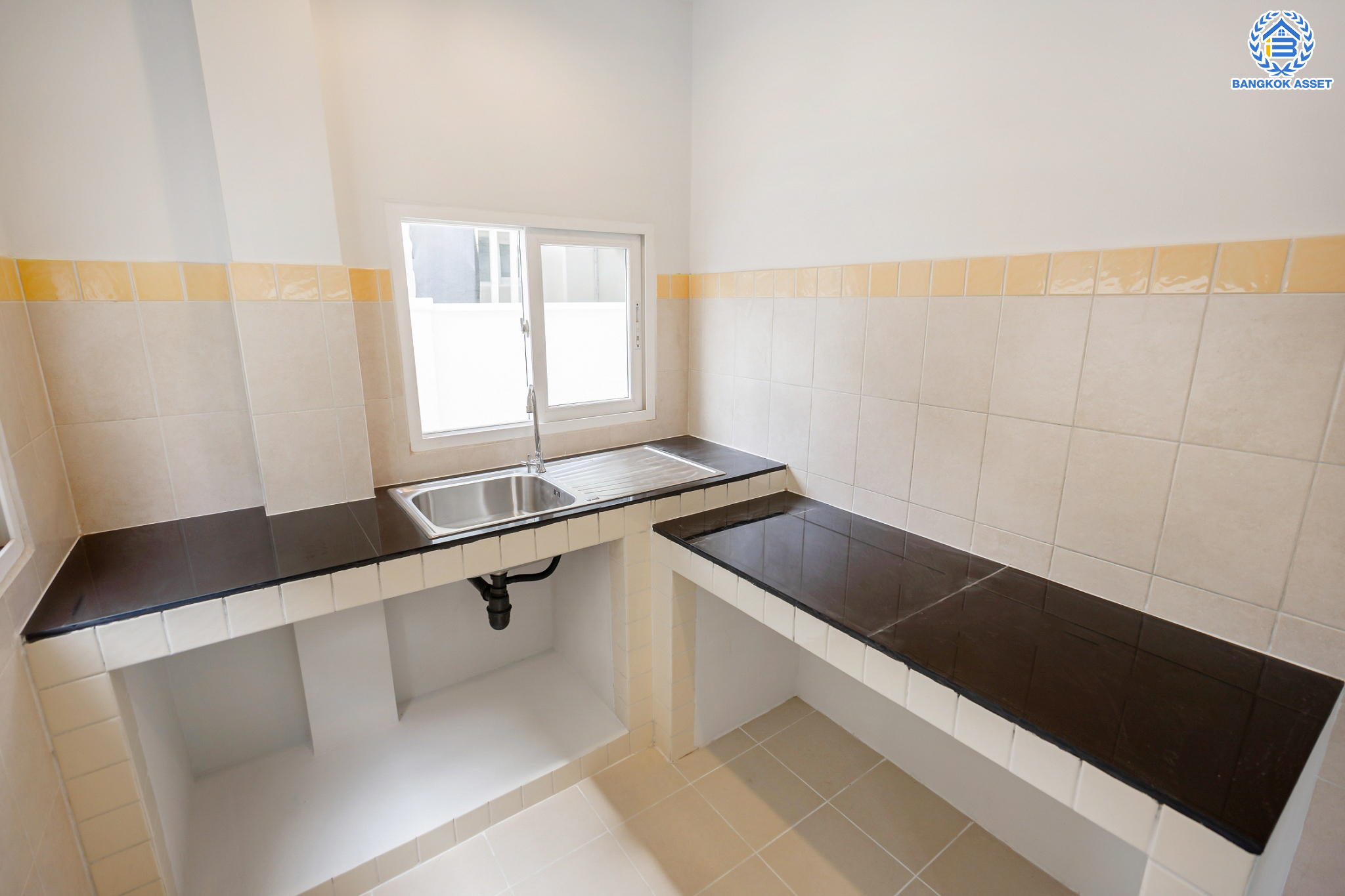 บ้านมือสองตกแต่งใหม่ ม.เดอะเซนโทร วัชรพล บ้านเดี่ยวจากแบรนด์ AP เนื้อที่ 56 ตร.ว. ฟังก์ชัน 3 ห้องนอน 3 ห้องน้ำ จอดรถได้ 2 คัน Facilities ครบครัน บนทำเลเชื่อมต่อหลายเส้นทาง ถ.รามอินทรา ถ.สายไหม และ ถ.พหลโยธิน ใกล้สนามบินดอนเมือง ทางด่วน "รามอินทรา" และรถไฟฟ้าสายสีเขียว "สถานีคูคต"